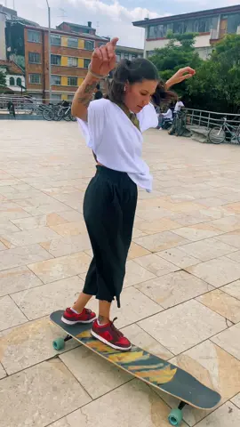Me tiene dominada 🛹  #longboardgirl #skatergirl #TikTokDeportes #longboard #colombia 