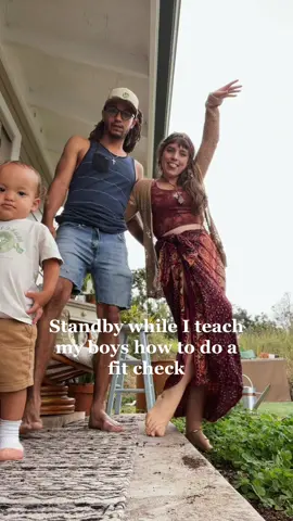 A long lost friend is on the island for the day so we’re dropping everything to hangggg 🌞🌱🤌 #hippiefam 