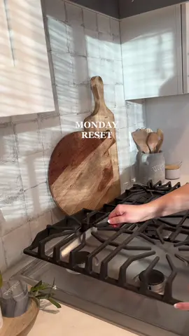 Monday Reset 🤍 #cleanwithme #CleanTok #dayinmylifevlog #cleanninghacks #cleaningtiktok #cleaningmotivation #cleanhouse 