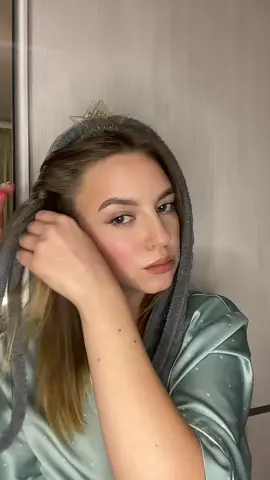 локони після неї дууже об‘ємні і довго тримаються❤️ #hairstyle #укладкаволосся #укладканапоясхалата #tutorial #hairstyletutorial 