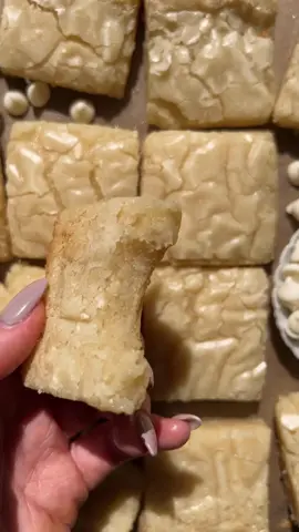 White chocolate brownies 🤍 They’re super chewy, with crackly tops and fudgy centers but made with white chocolate instead of dark chocolate! If you love white chocolate, these will be your new fave! 🤍 #brownies #whitechocolate #whitechocolatebrownie  #brownielovers