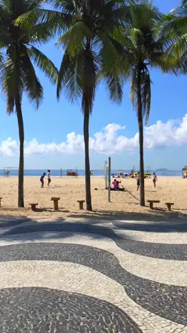 As margens do calçadão de COPACABANA 🏖 🤓O calçadão de Copa tem cerca de 4,15 Km e percorre as praias do Leme e de Copacabana.  🤔Você conhece? 📩 Para mais informações de passeios e roteiros pela cidade, envia direct. 📲 (Instagram tiene traducción automática) . . . . . #explore  #viralvideos  #turismobrasil  #verao  #turismorj  #natureza  #tercafeira #copacababeach  #playas  #travelblogger  #reels  #paraíso  #brazilian  #brasil  #riodejaneiroinstagram  #trips  #aventura  #vacacionesenfamilia  #ferias  #latinoamerica  #latinos #cariocarj  #beach  