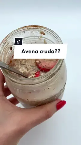 Respuesta a @zambicety  Mi desayuno de todos los dias 🍓 avena con chia y frutas.  Ya que luchos piensan que el avena no se piede comer cruda, la respuesta es SI si se puede 😅  Ingredientes: 1/2tz avena en hojuelas 1 cda chia  1tz de leche  Bananas Fresas Canela  #avenasaludable #desayunosaludable #oattok #oatmealrecipes #recetasconavena #recetasfaciles #healthybreakfast 