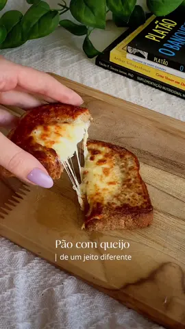 — Um pão com queijo de um jeito diferente, um dos meus preferidos para o café da tarde! Eu utilizei: - 1 fatia de pão de forma integral - 1 colher de creme de ricota - 1 fatia de queijo mozarela  ✨ Deixei por 7 minutos na airfryer em 200 graus, mas já fiz no forno na função dourar a 230 graus por 15 minutos. - Para acompanhar fiz 2 ovos mexidos. #receitasfit #receitas #receitasfaceis #receitassaudaveis #saúde #saudavel #fitnessmotivation #fit #fitnessgirl #nutri #nutrição #nutricionista #dicas #dicasfit #receitasfaceis #hipertrofia #emagrecer #emagrecimento #emagrecimentosaudavel #video #videossatisfatorios #satisfying #satysfyingvideo