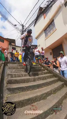 #downhillenmonociclo en colombia se trata de dan erick gasca de bogota el único rider del país que se atreve a esto 🥶🥵😆 la verdad es que lo he intentado y no puedo ni mantener el equilibrio #dhmonociclo #goprocol  #downhillurbanodemanizales  #monociclo 