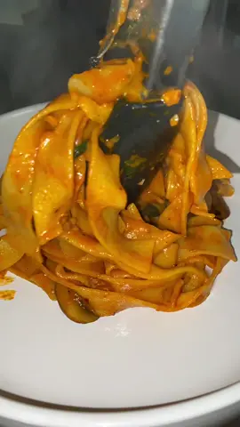 Love You, Let’s Eat 😘 | 5 ingredient pasta. Mushrooms, Minced Garlic, Spinach, Kiss of Cream, & Ndjua (spicy meat tomato sauce) 