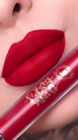 O vermelho mais lindo de todos ❤️. O #batombruna é até hoje o mais vendido da marca e representa todo o luxo e o poder de BT em um só produto 💋💄. Vídeo por @paulaohenoja #linhabrunatavares #brunatavares #brunatavaresmakeup #redlipstick #makeupinspo #fy #foryou 
