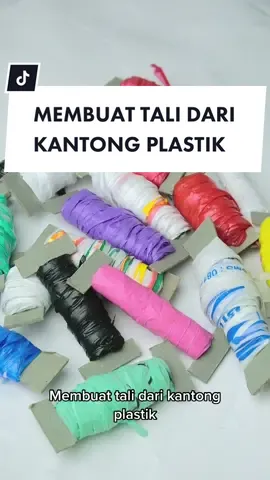 Membuat tali dari kantong plastik ataau kresek. Tali ini bisa digunakan untuk membuat kreasi rajutan dari plastik. #taliplastik #rajut #rajutan #kantongplastik #SultanMakanSoNice 