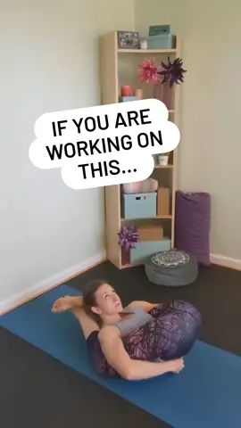 💫Squats will HELP you get your leg behind your head!💫 I always tell people to STRENGTHEN where you want to bend. And I practice what I preach. These two exercises complement each other in so many ways.   1️⃣My body CRAVES a hip opening sequence the day after heavy squats. 2️⃣AND by strengthening those muscles I'm also PROTECTING my hyper mobile hips when I do choose to put those legs behind my head 🤯 How do you train?  What's your secret to helping you reach your goals? . . . . . #powerinbreath #breathe #yoga #yogaeverydamnday #yogawhereyouare #yogateacher #yogastudent #onlineyoga #yogavideo #legbehindthehead #yogisoftiktok  #myyogapractice #yogatips #yogainspo #strengthforyoga #powerlifting #sbd #strength #flexibility #contortion #squats #hypermobile #humpday  #happyhumpday #training #tiktokyoga #yoga 