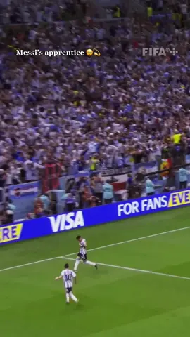 Look how proud Leo is 🥹🔥 #Argentina #enzofernandez #FIFAWorldCup 
