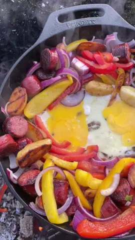 Outdoor breakfast 👨🏻‍🍳🔥 simple but super delicious 🙌🏻  Whats your favorite breakfast for the outdoors ?  #outdoorcooking #firecooking #bushcraftcooking #campfood #campfirecooking #campfirefood #petromax 