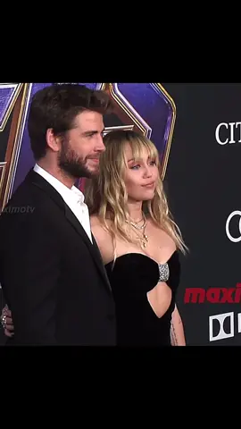 👀 #mileycyrus #liamhemsworth #flowers 