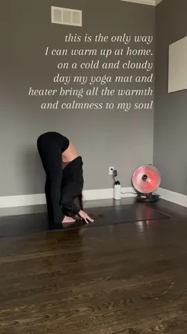 i need summer #yogaismyhappyplace #hotyoga #yogatok #yogagirl #fitmom #FitTok #morningstretch #quietthemind #mombod 