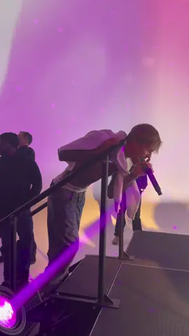 Acoustic performance of “Stay” at the OBB Studios Launch Party 💜✨ @justinbieber @thekidlaroi 
