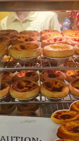 Didn't know, this famous Binondo Egg Tart is available at Trinoma. My speechless face at the end! Pikit talaga sa sarap 🤤  #fyp #WhereToEat #wheretoeatintrinoma #trinoma #quezoncity #wheretoeatinquezoncity #wheretoeatinsmnorth #lordstowsbakery #eggtart 