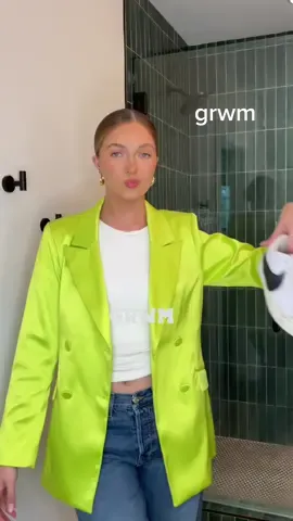 love a pop of color on a rainy day ☔️🌷