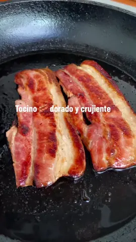 CÓMO DEJAR EL TOCINO 🥓 CROCANTE Y DELICIOSO Este tocino es uno de corte más grueso, queda maravilloso hecho en el sartén e incluso a la parrilla. Aquí les dejo la forma en que lo preparo: Sólo necesitamos un sartén con fondo grueso y agua. Calentamos el sartén y ponemos el tocino, le agregamos agua  hasta casi cubrir, dejamos a fuego medio fuerte hasta que se evapore el agua, seguimos cocinando dando vuelta de un par veces hasta que quede bien dorado y crujiente. Ahora si quieren que quede más crujiente aún le pueden poner un poco de miel o azúcar rubia en la última vuelta del tocino. Una buena idea ahora que estamos de vacaciones para preparar un rico desayuno o brunch. #tocino #tocinocrunchy #bacon #panceta #desayuno #brunch #verano #vacaciones #lachichicocina #chile #parati #recetastiktok 