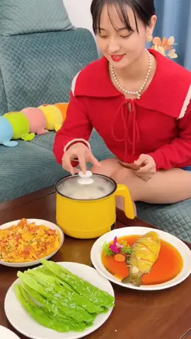 Es realmente conveniente tener esta pequeña olla eléctrica multifuncional en casa. El tanque interno antiadherente, ya sea al vapor o frito, no se pegará a la sartén, generalmente puede usarlo para cocinar un fideo. Cuando hay pocas personas, también se puede usar para comer una olla caliente pequeña. Asegúrese de elegir uno con vapor, puede vaporizarlo hacia arriba y hacia abajo, una olla, la clave es que el precio es realmente demasiado rentable ahora.#goodthing #LoDescubriEnTikTok #ideasparaelhogar #好物分享 #foryou #tiktoker #家居好物 