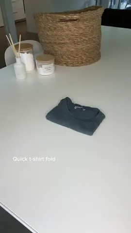 Quck t-shirt fold #foldingclothes #homehacks #laundryhack 