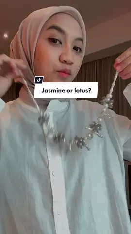 Jasmine or lotus???#kalungcrystal #kalunghijab #kalungselebgram #kalungmutiara #kalungmote #kalungmanikmanik #beadsnecklaces 