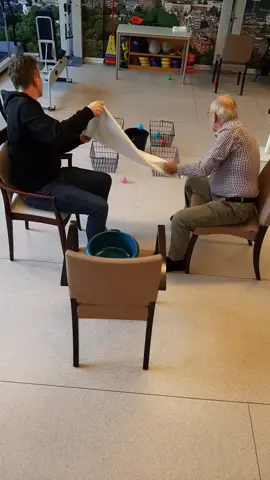 Towel Ball! 😃 #tiktok #foryou #foryoupage #fy #fun #games #mikspelen #leefplezier #beweegplezier #movement #elderycare #ouderenzorg #dementia #dementie #korsakov #letsgo #play 