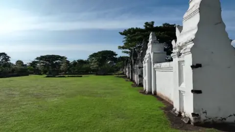 Bangunan yang memiliki nilai sejarah tinggi. Salah satu bangunan yang masih tersisa adalah Keraton Kaibon yang terletak di Kampung Kroya, Kelurahan Kasunyatan, Kecamatan Kasemen. Keraton kaibon menjadi salah satu bangunan cagar budaya Provinsi Banten yang menyimpan cerita kejayaan Kerajaan Banten Lama. #fahmi_pam #fyp #fypシ #foryoupage #dronevideo #wisatabanten #cinematics #viral #kotaserangbanten #kotaserang #banten #kasemen #bantenlama #keratonkaibon 