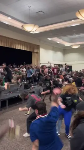 LLEGANDO A LA FIESTA QUE ME INVITARON MIS AMIGOS 😁😁