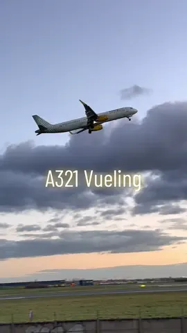 A321 Engine Roar 💛 Un sublime décollage d’un aberrant et rugissant A321 de chez @Vueling devant ce magnifique couché de soleil 🛫🌅!           #avgeek #foryou #pourtoi #foru #planespotting #orly #avion #vueling #video #fly #fyp #plane #beauty #decollage #takeoff #engineroar #Love 