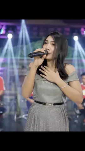 lagi opo lur?  spil aktifitasmu lur, menowo cocok aku tak melu. hawane rodok suwung iki 😅 #adella #lusyanajelitafeatadella #lusyanajelita #hadirmubagaimimpi #lagoerakjat #jenniferstore #fyp #sumberejopreisambat 