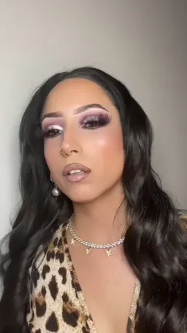 Don’t you feel weird logging into big pages to see what I’m doing #princessjasminemua #beautyinfluencer #creativemakeup #latinamua #blendbunnycosmetics 