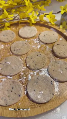 جربوا التاوه باللبن افضل طريقة الان 👍 كوب ونص دقيق أسمر      نص كوب دقيق أبيض    فنجان صغير زيت     خميرة فورية ملعقه    ملعقتين سكر      رشة ملح وملعقة صغيره حبة البركة    فنجان حليب بودره  تقريبا كوب لبن  المراعي (وليس حليب )نصب شوي شوي ونعجن ممكن نحتاج زياده حتى تكون متماسكه تعجن وتترك تختمر ثم تقطع وتقلى بالزيت لا تكثرون حبتين ثلاث كل مره عشان تقلبونها على طول وتنتفخ  ثم نضع عليها عسل او دبس تمر وبالعافيه ‏@hind_alssamahi #التاوة #التاوه #تاوة #التاوه_بحبة_البركة #اكسبلور_تيك_توك_2022 #اكسبلوررررر #وصفات_رمضانيه 