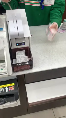 7-11 ญี่ปุ่นเขาจ่ายกันแบบนี้ นี้เอง 🧐😊 #เที่ยวญี่ปุ่น #ญี่ปุ่น 