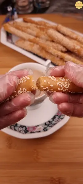 تسالي طول اليوم#بقسماط #بقسماط_منزلي #معجنات #خبز #عجين #اكسبلور #ترند #fyp #fypシ  المقادير: نص كيلو دقيق نص معلقه صغيره ملح  كوب ماء دافيء ٢٥٠مل معلقه كبيره سكر  ملعقه كبيره خميره  نص كوب إلا ملعقه كبيره زيت ١٠٠مل بنستخدم كوب إلا ربع سمسم ابيض غير محمص ونرشه بمعلقتين او ٣ ميه عشان يكون مرطب *** الخبز علي حراره 150 درجه  من تحت  فقط ونشغل المروحه علي الرف الاوسط **نخلي الشكل يكون رفيع لانه بيخمر تاني  التخمير حسب حراره الجو ----- الطريقه: نجيب كوبايه ميه دافيه ونحط عليها معلقه كبيره سكر ومعلقه كبيره خميره ونقلبهم ونسيب الخميره تتفاعل.  وفي بوله كبيره نحط نص كيلو دقيق ونص معلقه صغيره ملح ونفلبهم ونحط عليه ١٠٠مل زيت ونقلب الزيت كويس مع الدقيق(كأنك بتعملي قراقيش) وبعدين ننزل عليهم بالميه والخميره ونعجن كويس اوي لحد ما تتكون عجينه طريه وناعمه ومش بتلزق  نتركها تستريح نص ساعه  وبعدين نبتدي نشكلها صوابع رفيعه ونبرمها علي السمسم(بعد ما رشينا عليه شويه ميه) ونرص البقسماط علي الصينيه حسب الطول للي تحبيه لة طويله زياده اقطيعها بالسكينه  ونغطيه يخمر تاني حسب الجو للي انتي فيه  خد معايا من نص ساعه لساعه حسب الجو للي انتي فيه وندخله الفرن يكون سخن من قبل كده علي حراره ١٥٠ درجه رف اوسط والمروحه شغاله  تقريبا نص ساعه  بياخد اللون كله زي بعضه غيري وضع الصاج وخلاص  بيطلع مقرمش وتحفه  ماتخليهوش كبير عشان هينفش خليه رفيع وحلو كده بالهنا والشفا ❤️❤️