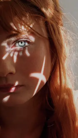 An easy way to make beautiful photos ✨#autoportrait #autoportraits #photography #photographer #photographe #portrait #light #35mmfilm #35mmphotography #analog #analogphotography #selfie #selfietips #tutorial #phototutorial #ginger #redhead #blueyes #stars #starrynight 