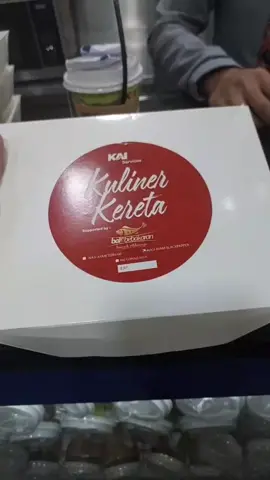 Makan malam di kereta #kaiindonesia #kai #kulinerkereta #kuliner #kulinermalam 