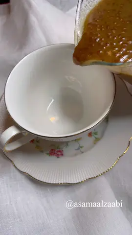 الحبة الحمراء وفي حد يسميها رشوفه او حريروة وفي حد يسميها سخانة تتسوى عادة للمرابي تعتبر مثل دواء، ونحن نحب نشربها فالشتاء 🥶 والها فوائد ثانية بعد ومنها اللي عنده خشونه فالمفاصل تنفع له يشربها تزيد اللزوجه فالمفاصل 👌🏻 انا حطيت بهار ملعقة واحده واذا مب متوفر عندكم من بهارنا كتبت المقادير تحت وبالعافية 💓 واذا حابين تطلبون البهار من الخاص 📥 هذي طريقة الاصليه للاوليين وهي الدواء المفيد ♥️ طريقة التحضير 🍵  - نص كوب طحين  - ٥ فناجين سكر  - ماي  - فنجان الحبة الحمرا  - طرف ملعقة صغيرة 🥄 (بهار البهارات السبعه/ هيل/ زنجبيل/ فلفل اسود/ قرفة/ كمون)  - فنجان سمن  طريقة التحضير🍵 - نحمر الطحين ونشخله ثم نضيف عليه البهارات ونخلط، نضيف عليه كوب ماي ونص ونخلط، نضيف الحبه الحمراء المودنه فالماي ونخلط ، ونخليها على جنب  - نذوب السكر، ونحرك القدر مثل الفيديو  - بعد ما يتحمر السكر نضيف فنجان السمن ونحرك  - نضيف كوب ماي ونخلط  - نضيف ٦ اكواب ماي مغلي تقريبا  - نحط خليط الطحين فوقه ونخليه يفور ٢٠ دقيقة على نار عالية 🔥  - ونقدمها بالعافية ♥️♥️ #طبخات #وصفات #لايك #أبوظبي #العين #الشارقة #دبي #سويتات #مشروب #مشروبات #مشروبات_ساخنة #الرياض #السعودية #الكويت #السعودية #لايك