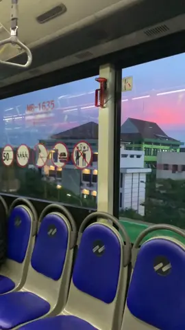 Senja di Trans Jakarta Koridor Langit 😍 #transjakarta #koridor13 #langitsenja #explorejakarta #fyp #xyzbca #fypシ 