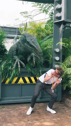 Thought I’d meet a raptor during my trip to Orlando…didn’t go well #jurassicpark #jurassicworld #blue #raptor #universalstudios #orlando #islandofadventure #nerd #foryou 