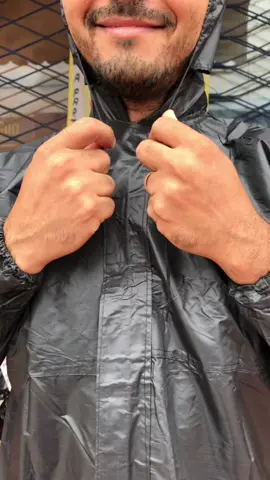 CAPA DE CHUVA EM PVC COM BOTÃO DE PRESSÃO E COSTURA ELETRÔNICA  TAMANHO M FÁCIL DE GURDA E LIMPAR, NOSSAS CAPAS DE CHUVA SÃO FEITAS EM MATERIAIS PRÁTICOS E MODERNOS. #vempramix #capadechuva #capa #promocao 