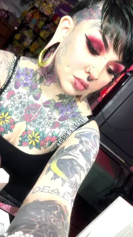 Hope y’all cuties have a good day ✨ #bodymods #bodymodified #bodymodifications #stretchedears #biancaferro #tattoos #tattootiktok #flowertattoos #redeyeshadow 