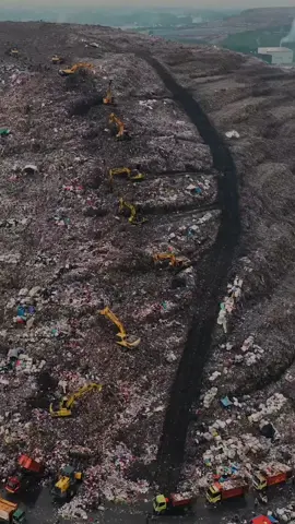 kita liat lebih dekat proses pengolahan sampah, yang sudah setara tingginya dengan gedung 16 lantai, di TPST Bantar Gebang #fyp #sampah #recycle #respect  #bantargebang #indonesia 