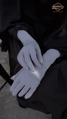 Sarung tangan yang memiliki aksen bunga di bagian jempol full jari yang menjadi pendukung penampilan dan juga penyempurna menutup aurat. Sarung tangan ini memiliki kelebihan touchscreen friendly sehingga mempermudah aktivitas yang berhubungan dengan ponsel🤗😍 #fyp #handsockmuslimah #sarungtanganmuslimah #kaheciindonesia #fypシ #trend #handsock #sarungtanganjempol 