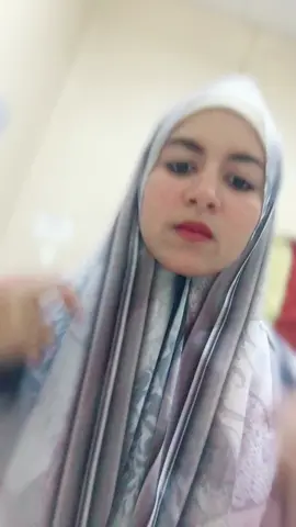 طريقه لفة خمار جديده..وبالطرحه ديجيتال  🫶 اول حاجه بظبط الطرحه من غير ما اتنيها عشان خاطر تديني البوز اللي فوق بالشكل ده.. تاني حاجه بثبتها بدبوس من النص والطرفين مش قد بعض.. الطرف الاول الطويل هو اللي هخده الفه ع الراس وهينزل ع  ضهري يداري ضهري ويدي شكل المثلث والجزء الصغير هظبطه  بظبط زي المثلث بالدبابيس..♥️♥️☘️
