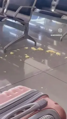 Yong kaibigan mo lakas ng trip sa airport. Check nyo yung dulo. #friends #fyp #gala #airport