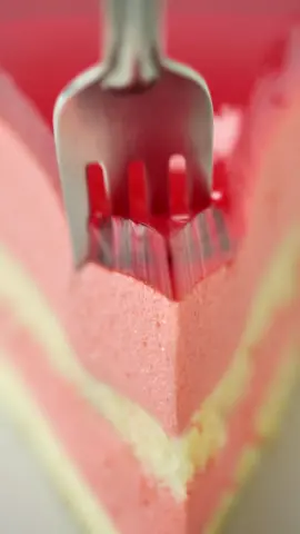 TORTA HELADA 🇵🇪  Ingredientes:  Gelatina y Mousse (carlota): - 150 gramos de Gelatina de Fresa (sabor a elección) - 4 tazas de agua caliente.  - 400 gramos de Leche evaporada (1 Tarro) - 50 gramos de azúcar (1/4 taza aprox.) - 1 1/2 cucharada de Colapez o gelatina sin sabor. (15 gramos) - 1/3 de taza de agua para hidratar la Colapez. (75 gramos) *Se necesitan 2 discos de bizcochuelo de 18 centímetros de diámetro: - 4  Huevos. - 120 gramos de harina pastelera (1 taza aprox.)  - 90 gramos de azúcar. (1/2 taza aprox.) *Almíbar: - 250 mililitros de Agua. - 100 gramos de azúcar ( 1/2 taza colmada aprox.)  - 1 cucharada de Pisco (licor a gusto). *Se arma en un molde de 22 centímetros de diámetro por 12 de alto.