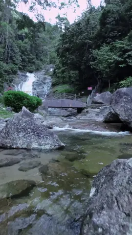 Couldnt help myself, had to explore this waterfall with my fpv drone. Lata Iskandar is a waterfall along the road from Tapah to Cameron Highlands. The waterfall cascades over several tiers of granite slopes, with the last drop at 25 meters high flowing into a small pool, before resuming its journey as a narrow stream. #malaysia #cameronhighland #lataiskandar  #waterfall #fpv #fpvdrone #dronevideo #fyp 