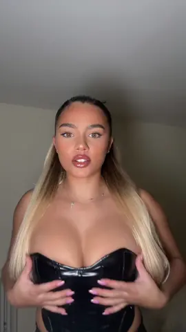 Both outfits @FashionNova 