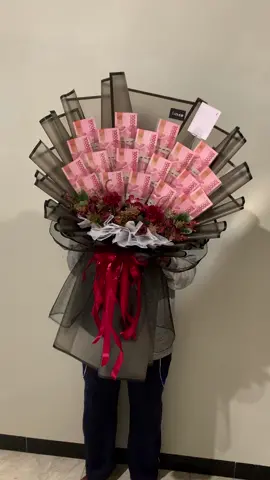 Gimana ga senyum coba kalau dikasih buket uang 100k 20 lembar kayak ginii 😍🥰🥰 . #buketbwi #buketbanyuwangi #buketuangbwi #buketuangjember #buketbesar #buketvalentine #buketmurah #buketuangsitubondo #buketuangmalang #buketuang #moneybuket 