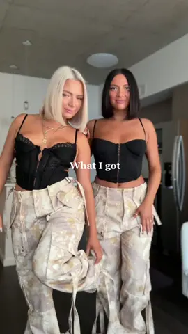 Try on haul for your next fav cargos 🫶🏽#CapCut #streetwear #goingoutoutfit #twins #maychingsets #matching #corset #camocargos #cargos #oversized #fyp #outfitinspo #cargopants #grwm #OOTD #styling #UK #marsthelabel #alixearle 