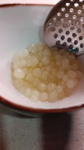 𝗙𝗮𝗹𝘀𝗼 𝗰𝗮𝘃𝗶𝗮𝗿 𝗱𝗲 🍋 📩No olvides guardar la receta para un futuro 📌 ➡️¡Hola familia! Hoy os traigo un tip para que tus recetas parezcan de auténtico restaurante de estrella 😄 ¡Te sorprenderás de lo fácil qué es! 🔹 Ingredientes: ▪️100 ml zumo de limón o lima  ▪️1 gr de Agar Agar (disponible en tiendas online o en algunos super mercados) es un gelificante vegetal de algas  🔹 Elaboración: 0️⃣Diluye en frío el Agar Agar en el zumo de limón  1️⃣Ponlo al fuego en un cazo y deja que hierva mínimo 1 minuto 2️⃣Pasa la mezcla a un biberón de cocina y deja atemperar a temperatura ambiente unos 20 mn 3️⃣En un vaso con aceite vegetal muy frío (entre 0° y 3°) vas dejando caer pequeñas gotitas desde el biberón y verás como se forman las perlitas 🤗 ➡️ Espero te guste la receta y recuerda que puedes apoyar mi contenido dejándome tu ❤️ comentando que te parece y compartiendo con amig@s  ¡Feliz Día! - #falsocaviar #caviar #estrellamichelin #limon #lima #limalimon #fresh #Receta #recetas #recetafacil #hechoencasa #tallercocina #cursococina #cocinando #cocinafusion #esferificacion #decoracion #muyfacil #tip #tips #tipscocina #aprendeacocinar #tengohambre #buenprovecho #emplatado #restaurante #instafood 